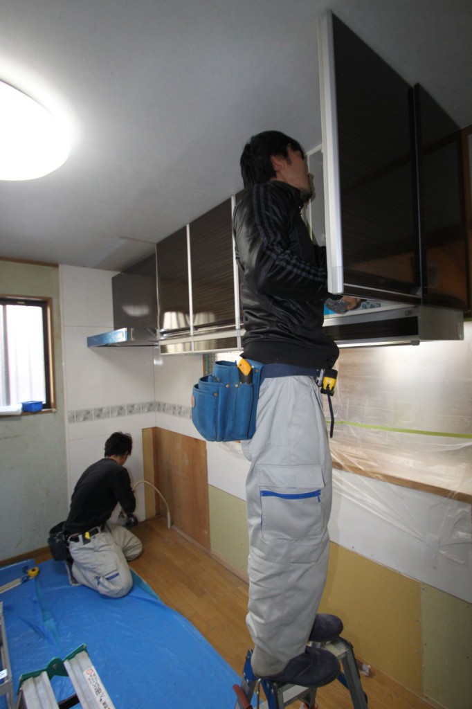 5、吊戸棚取付け