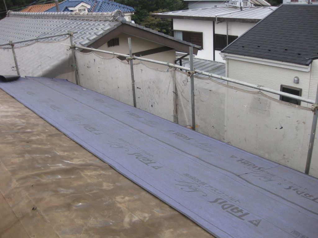 防水シート貼り付け