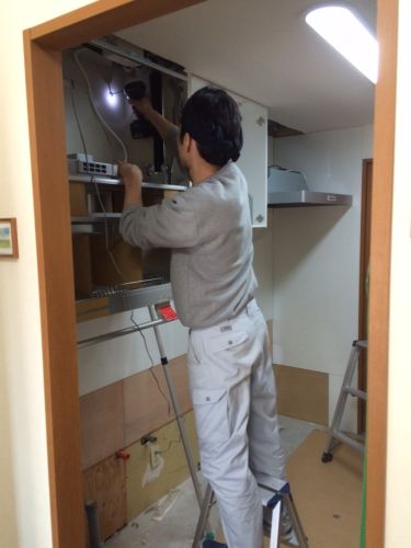 上部取り付け中